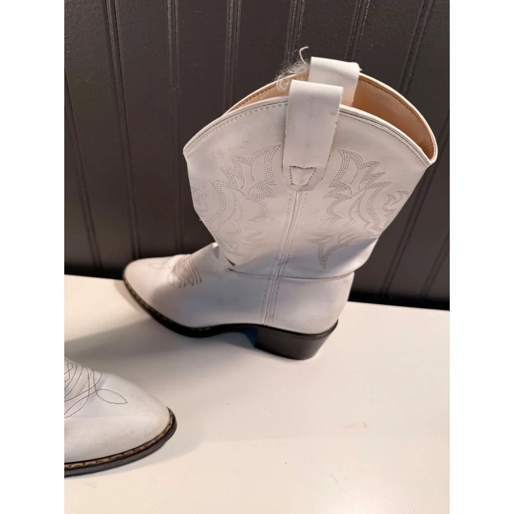 Shyanne White Faux Leather Western Cowboy Boots Size 5.0-D BVJ9134